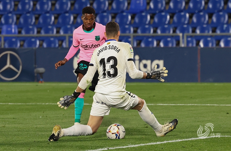 开云体育中国-里昂翻盘智利,德容制霸全场