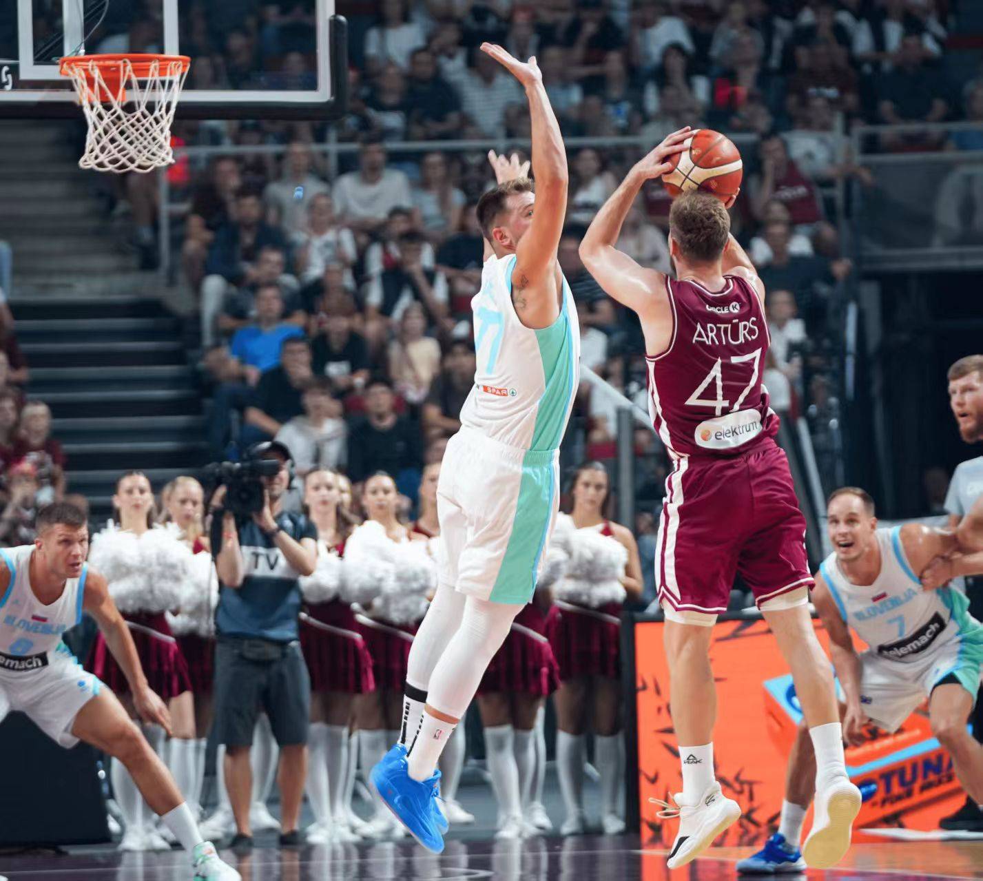 开云体育直播-菲律宾男篮强势西班牙男篮,波尔津吉斯统治全场的简单介绍