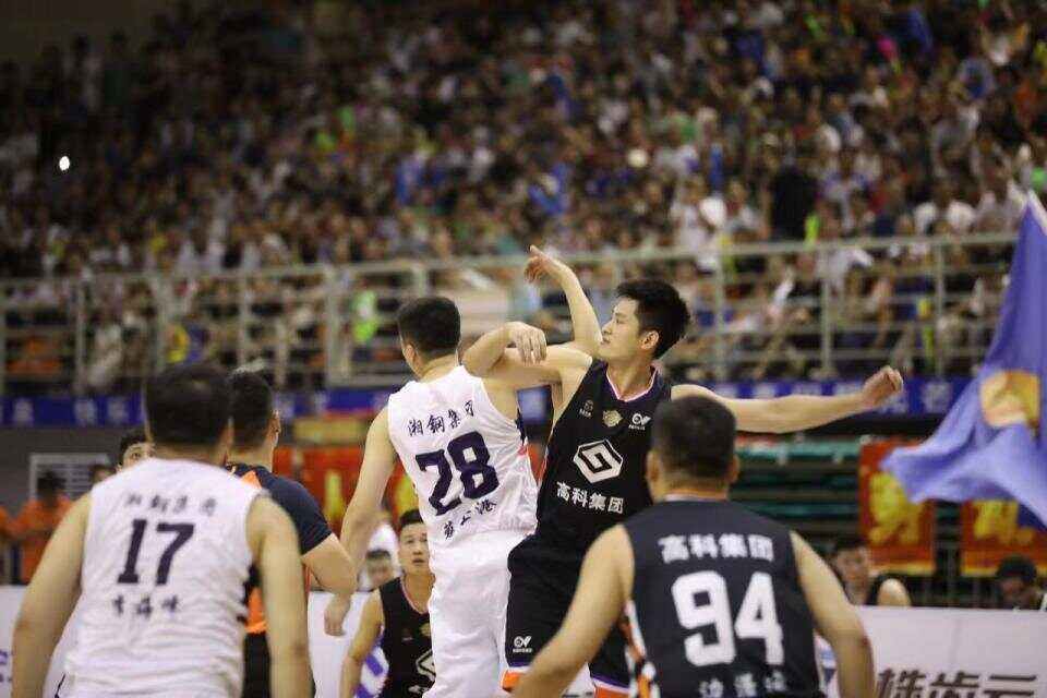 PSG鏖战FLY,BDD三分雨点燃全场 PSG鏖战FLY,BDD三分雨点燃全场