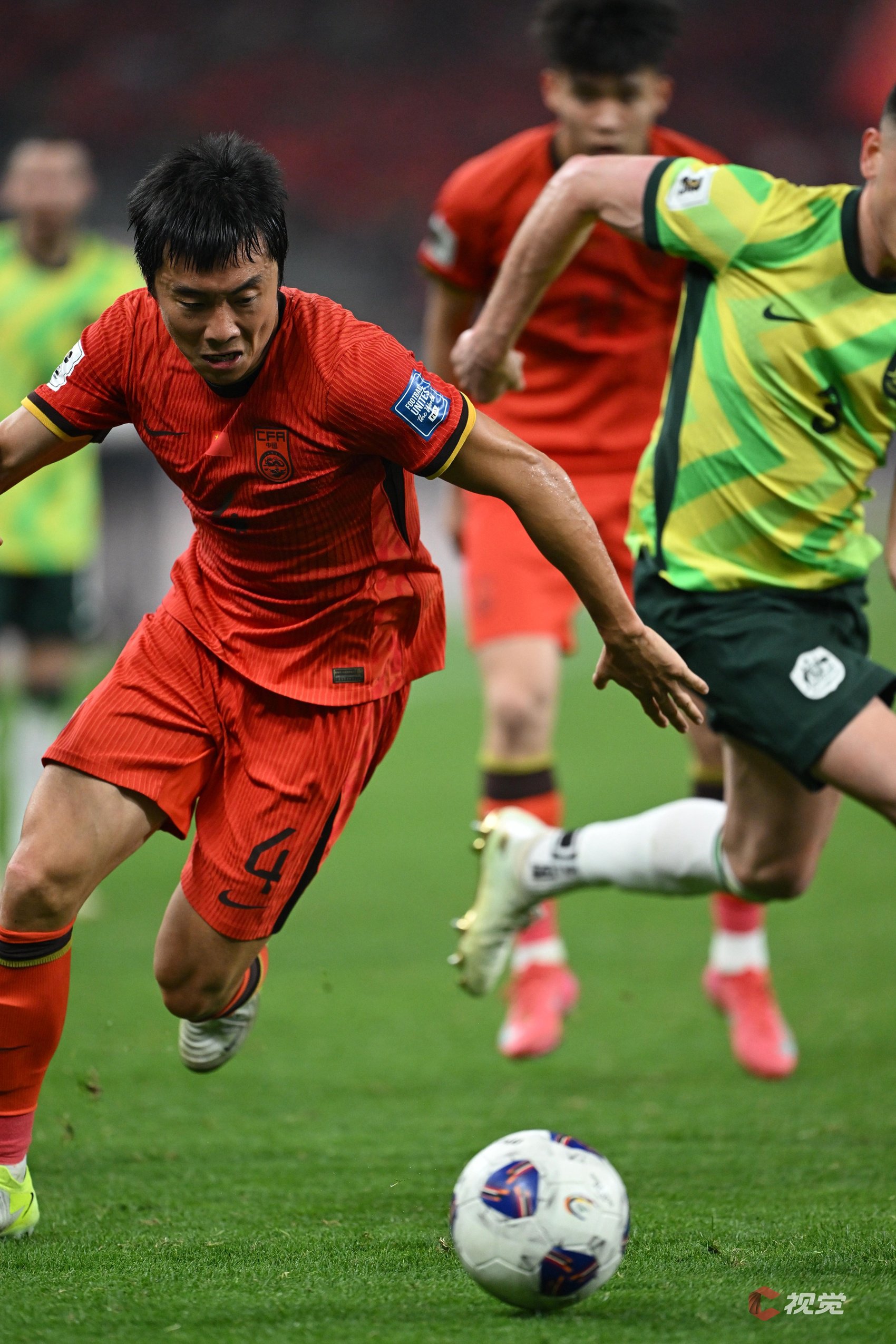 国内足球联赛挑战上演,球员顽强拼搏决胜的简单介绍 国内足球联赛挑战上演,球员顽强拼搏决胜的简单介绍