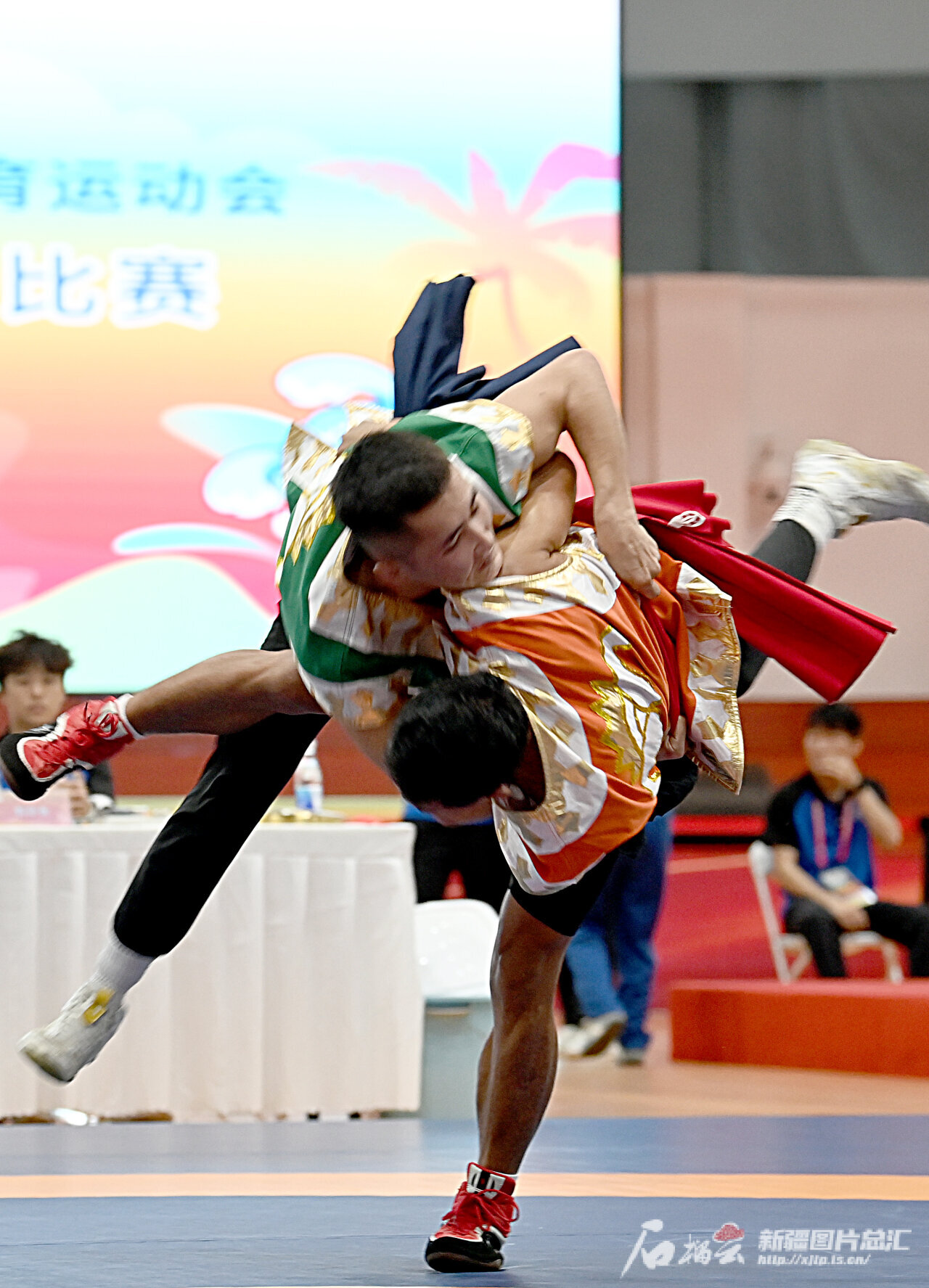 关于摔跤冠军再次登顶,强势战胜对手夺冠的信息 关于摔跤冠军再次登顶,强势战胜对手夺冠的信息